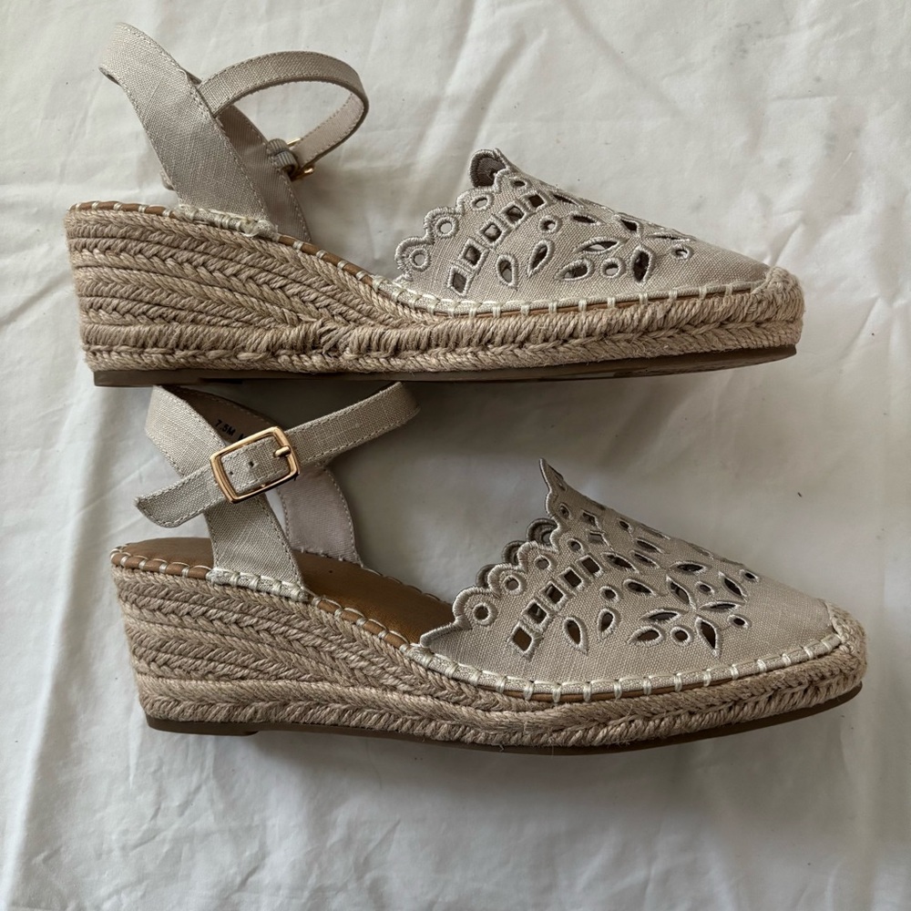 Tommy Bahama Espadrilles Wedge Daphne Sandal Flowers Cut Out Pattern Heel 2.5” - Picture 8 of 11